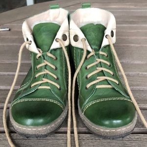 Overland Sheepskin Co Tucker ankle boots